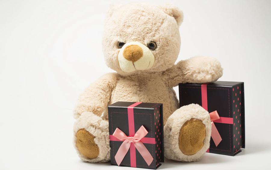 Een beer met twee cadeautjes voor een jarige